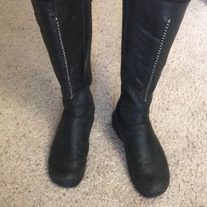 Keen black boots